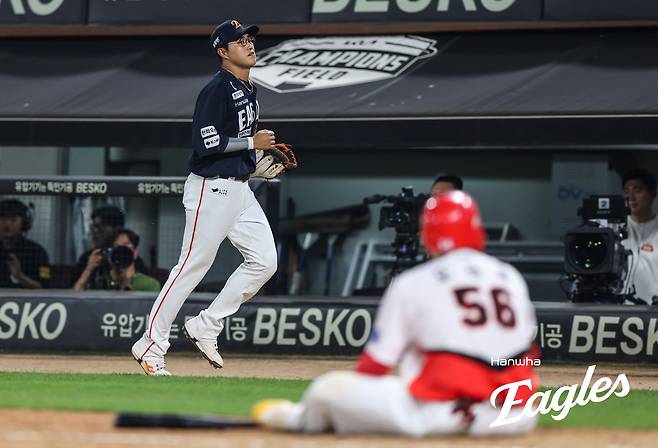 7일 오후 광주-KIA챔피언스필드에서 열린 '2025 신한 SOL Bank KBO리그' 한화 이글스와 KIA 타이거즈의 경기, 10회말 1사 만루 한화 채은성이 KIA 오선우의 직선타를 처리한 뒤 더그아웃으로 향하고 있다. 한화 이글스
