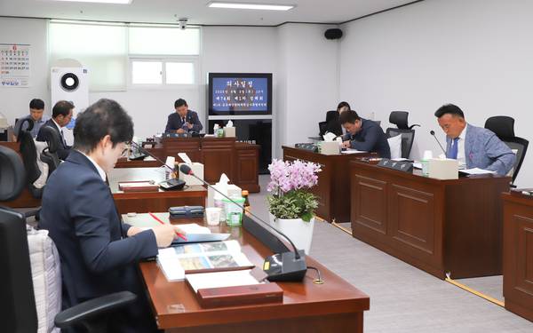 여주시의회 공유재산특별위원회가 5일 제74회 정례회 기간 중 소회의실에서 공유재산 취득 안건 4건을 심의 의결했다. 2025.6.5 /여주시의회 제공