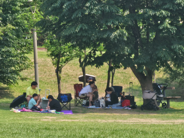 최근 무더위속에서 남양주 다산중앙공원을 찾은 시민들이 휴식을 취하고 있다. 2025.6.2 남양주/이종우기자 ljw@kyeongin.com