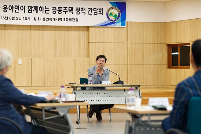 이상일 용인특례시장이 지난 5일 시청 비전홀에서 열린 (사)용인시아파트입주자 대표회의 연합회 간담회에서 의견을 말하고 있다. 사진=용인특례시