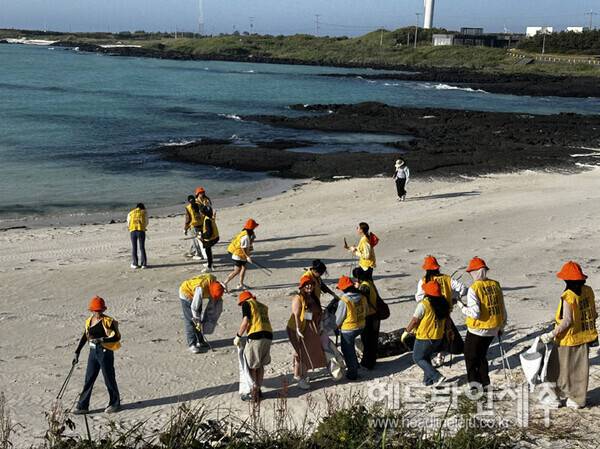 지난 4일 열린 제주 넷제로 투어. 참가자들이 김녕해수욕장에서 플로깅을 하고 있다. (사진=제주관광공사)