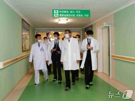 양강도 삼지연시 병원을 찾은 주북 왕야쥔 중국대사.(중국대사관 홈페이지)