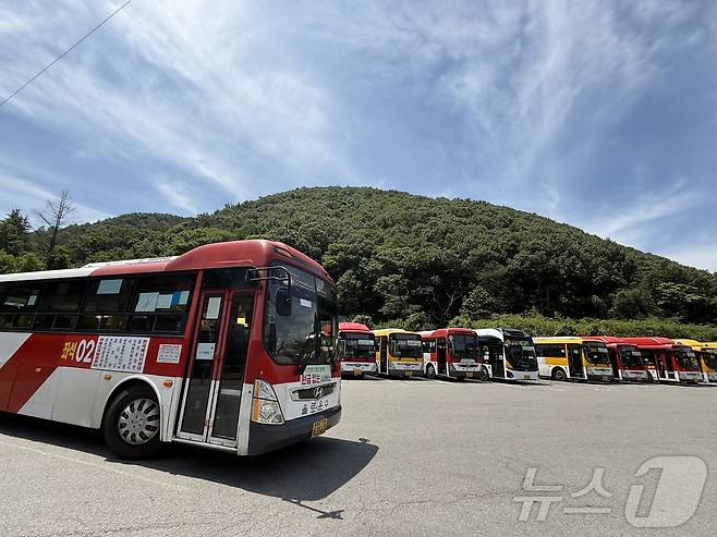 버스노조가 준법투쟁에 돌입한 지 사흘째인 8일 광주 동구 무등산 증심사역 인근 차고지에 시내버스가 대기하고 있다. 2025.6.8/뉴스1 ⓒ News1 김태성 기자
