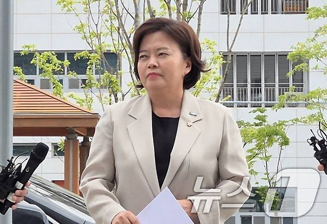 정춘생 조국혁신당 의원이 19일 오후 경기도 의정부시 금오동 경기북부경찰청에서 기자회견을 열고 윤석열 전 대통령 처가가 운영하는 남양주 요양원 노인학대 피소 사건에 대해 발언하고 있다. 2025.5.19/뉴스1 ⓒ News1 양희문 기자