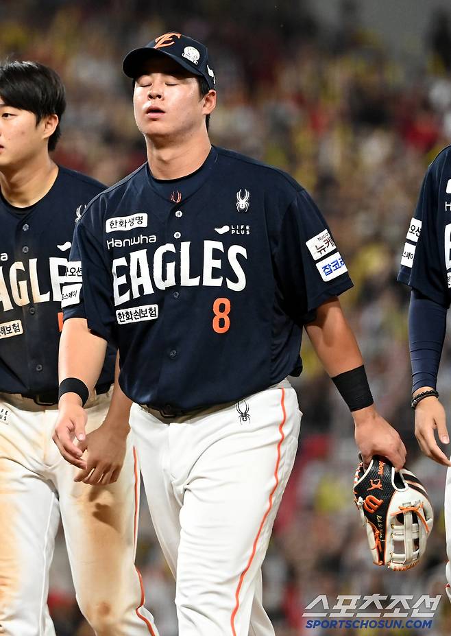 허탈한 발걸음을 옮기는 노시환