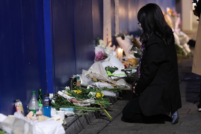 이태원 참사 2주기 서울 용산구 이태원역 1번 출구 앞 ‘10.29 기억과 안전의 길'에서 시민이 추모하고 있다. /뉴스1