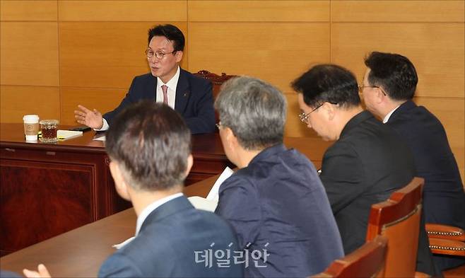 김민석 국무총리 후보자가 5일 서울 종로구 통의동 금융감독연수원에 마련된 인사청문회 준비 사무실에서 열린 간부들과의 회의에서 인사말을 하고 있다. ⓒ데일리안 홍금표 기자