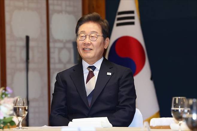 이재명 대통령이 지난 4일 오전 국회 사랑재에서 우원식 국회의장 등 여야 대표들과 함께 오찬을 하기 전 환담하고 있다. ⓒ국회사진기자단