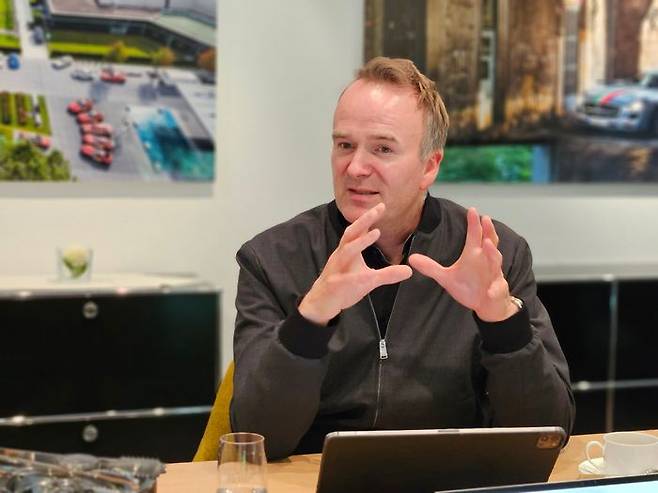 메르세데스-벤츠 그룹 AG 대형차 부문 총괄 엔지니어인 올리버 뢰커 박사가 지난달 28일(현지시간) 독일 진델핑겐 ‘센터 오브 엑설런스’에서 한국 기자들과 인터뷰를 하고 있다. ⓒ데일리안 정진주 기자