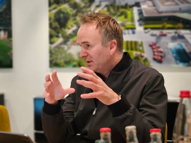 메르세데스-벤츠 그룹 AG 대형차 부문 총괄 엔지니어인 올리버 뢰커 박사가 지난달 28일(현지시간) 독일 진델핑겐 ‘센터 오브 엑설런스’에서 한국 기자들과 인터뷰를 하고 있다. ⓒ데일리안 정진주 기자