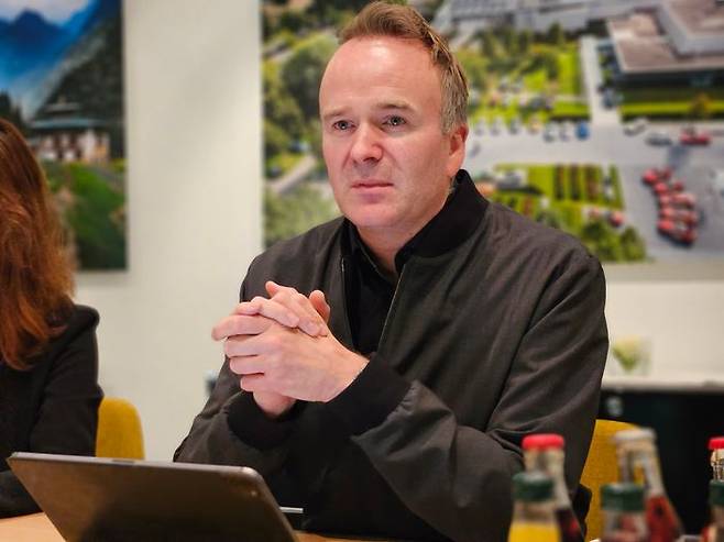 메르세데스-벤츠 그룹 AG 대형차 부문 총괄 엔지니어인 올리버 뢰커 박사가 지난달 28일(현지시간) 독일 진델핑겐 ‘센터 오브 엑설런스’에서 한국 기자들과 인터뷰를 하고 있다. ⓒ데일리안 정진주 기자