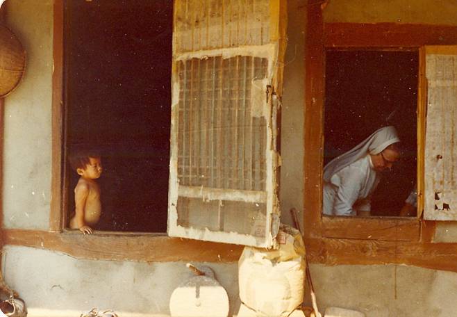 초창기 갈바리의원은 호주에서 파견 나온 수녀와 의사가 운영했다. 이들은 1965년 갈바리의원 건물이 완공되기 전부터 가가호호 방문해 진료하거나, 사비로 여관을 빌려 노숙자와 가난한 사람들을 돌보기도 했다. 갈바리의원 제공