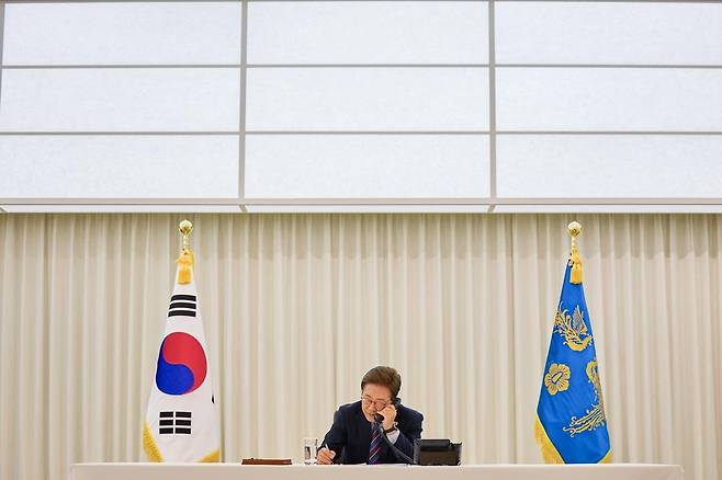이재명 대통령이 6일 한남동 관저에서 도널드 트럼프 미국 대통령과 전화 통화를 하고 있다. 2025.6.6 대통령실 제공