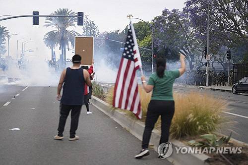 LA에서 ICE 단속에 반발하는 대규모 시위. AP 연합뉴스