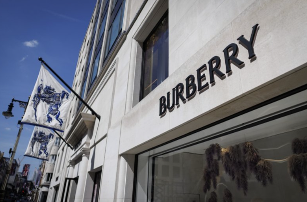 버버리가 경영 위기로 전 세계 직원 1700명을 해고하겠다고 발표한 가운데 신임 최고경영자(CEO)에게는 수십억원에 달하는 거액의 보수를 지급해 논란이다. 사진=연합뉴스