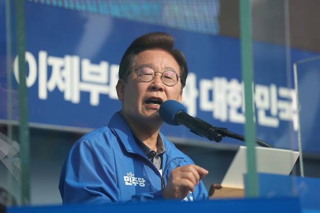 제21대 대통령선거에서 더불어민주당 대선 후보였던 이재명 대통령이 지난 1일 울산 동구 일산해수욕장을 방문해 울산시민들에게 지지를 호소하며 지역 현안에 대해 언급하고 있다.(공동취재) 뉴스1화상