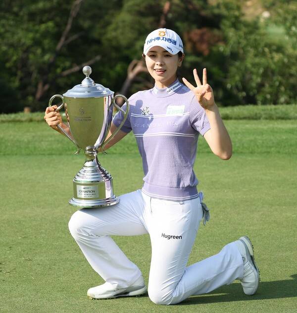 2025년 한국여자프로골프(KLPGA) 투어 셀트리온 퀸즈 마스터즈 우승을 차지한 이가영 프로가 우승 트로피를 들고 기념 촬영하는 모습이다. 사진제공=KLPGA