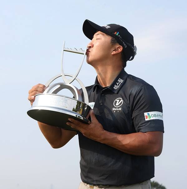 2025년 한국프로골프(KPGA) 투어 백송홀딩스-아시아드CC 부산오픈 우승을 차지한 김홍택 프로가 우승 트로피를 들고 기념 촬영하는 모습이다. 사진제공=KPGA