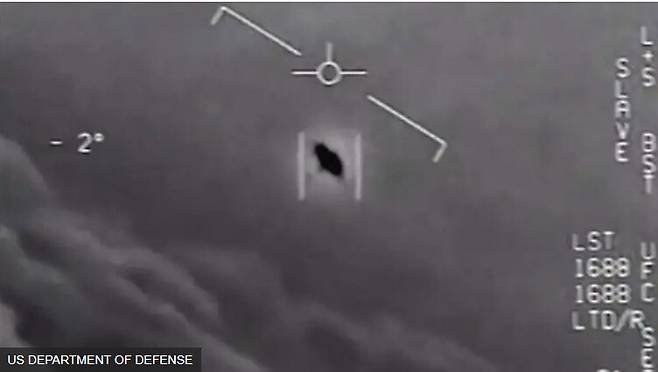 미국 국방부가 2020년 4월27일 ‘확인되지 않은 비행 현상’으로 공개한 3편의 영상 중 한 장면. 국방부는 “유포되는 영상이 진짜인지 아닌지 등에 대한 대중의 오해를 풀고 싶다”며 공개했다. 해당 영상은 앞서 2007년과 2017년 유출된 바 있다.