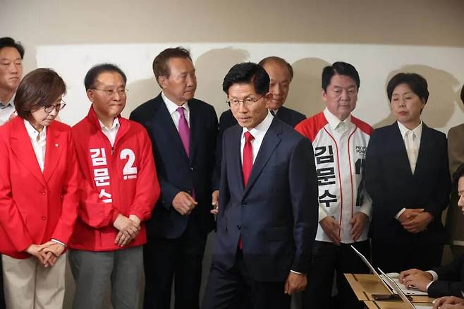 국민의힘 김문수 대선 후보가 4일 서울 여의도 당사에서 열린 기자회견에 참석하고 있다. 공동취재사진