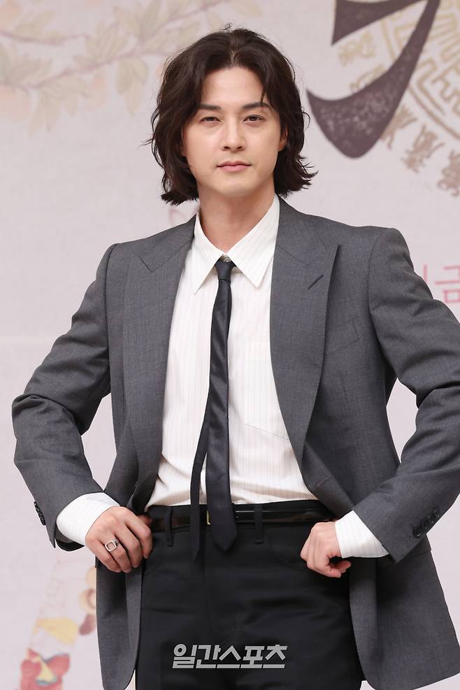 배우 깁지훈이 17일 오후 서울 양천구 목동SBS에서 열린 SBS 새 금토드라마 '귀궁' 제작발표회에 참석해 포즈를 취하고 있다. '귀궁'은 영매의 운명을 거부하는 무녀 여리와 여리의 첫사랑 윤갑의 몸에 갇힌 이무기 강철이가 왕가에 원한을 품은 팔척귀에 맞닥뜨리며 몸과 혼이 단단히 꼬여버리는 육신 쟁탈 판타지 로코. 18일 밤 9시 50분 첫 방송. 서병수 기자 qudtn@edaily.co.kr /2025.04.17/