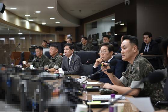 이재명 대통령이 4일 합동참모본부 전투통제실을 방문해 김명수 합참의장으로부터 군사대비태세 보고를 받고 있다. 국방부