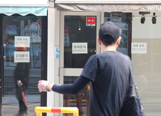 내수 부진에 폐업하는 가게가 늘고 있다. 지난달 28일 서울 서대문구 한 상가에 임대 관련 안내문이 붙어 있다. 연합뉴스
