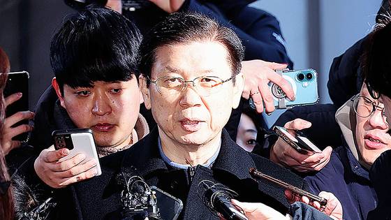 윤석열 전 대통령에 대한 체포영장 집행을 방해한 혐의(특수공무집행방해)로 입건된 박종준 전 대통령 경호처장이 지난 1월 서울 서대문구 국가수사본부로 출석하며 입장을 밝히고 있다.뉴스1