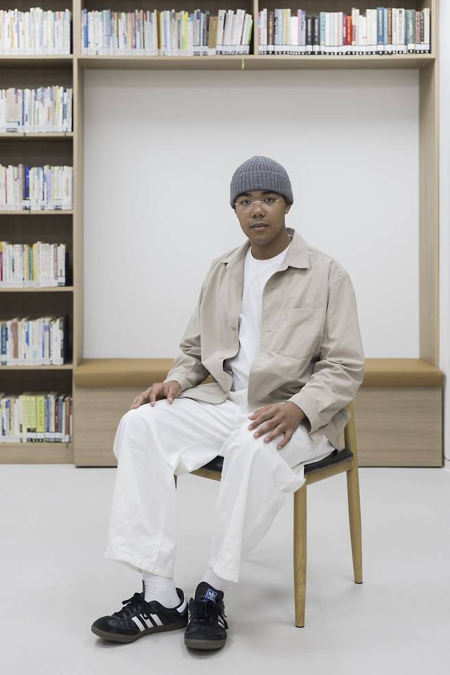 지난 5일 세종문화회관에서 인터뷰에 앞서 사진 촬영을 한 작곡가 이하느리. / 사진제공. 세종문화회관