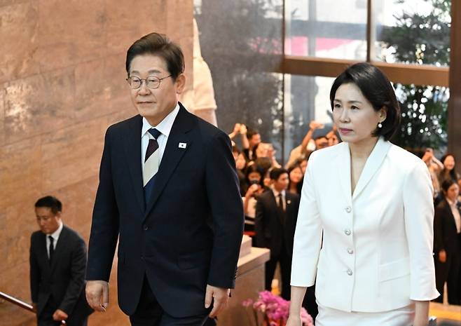 이재명 대통령과 김혜경 여사가 6월 4일 서울 여의도 국회에서 열린 제21대 대통령 취임선서식에 참석하고 있다. 사진=한국경제신문