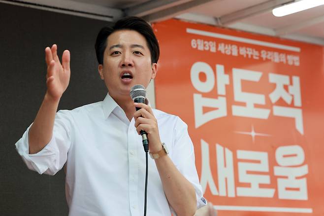 이준석 개혁신당 대선후보가 지난 5월 28일 서울 강남역 일대에서 지지를 호소하고 있다. 연합뉴스