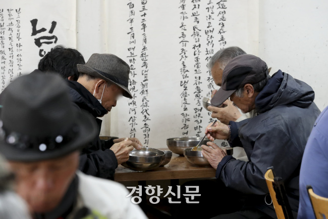 혼밥을 많이 하는 노인일수록 우울 수준이 심화된다는 연구 결과가 나왔다. 사진은 서울 종로구 탑골공원 인근 급식소에서 점심식사를 하는 노인들의 모습이다. 문재원 기자