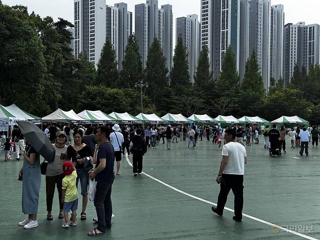 이주민시민연대 사회적협동조합이 7일 경기도 안산 화랑유원지에서 고려인 문화 축제를 개최했다. 고려인 교회들이 마련한 10여개의 행사 부스마다 인파가 몰렸다.