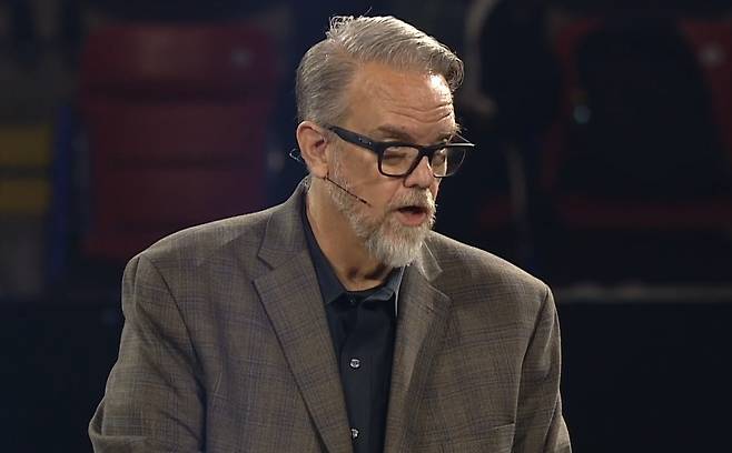 제 27회 세계오순절대회(PWC) 마지막 날인 지난 6일(현지시간) 핀란드 헬싱키 아이스홀에서 패널 대화를 진행하는 에드 스테처 미국 탈봇신학교 학장. PWC 제공