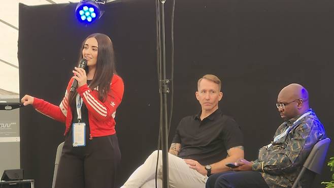 핀란드 헬싱키 아이스홀 외부에 설치된 텐트에서 '젠지, 알파세대, 그 이후'를 주제로 한 워크숍이 열리고 있다.