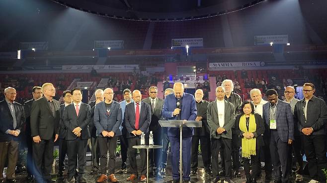 세계오순절협회(PWF) 새 집행부로 선출된 위원들. 한국인 첫 사무총장으로 선임된 이영훈(앞줄 왼쪽에서 두 번째) 목사와 첫 여성 집행위원이 된 왈라파 위사와숙몽촐 목사(앞줄 오른쪽에서 세 번째)가 눈에 띈다.