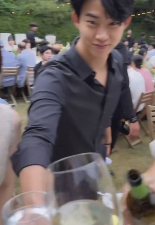 미쓰에이 출신 민이 인생의 반쪽과 사랑 가득한 웨딩마치를 울렸다. 사진=2AM 조권, 2PM 옥택연, 방송인 홍석천 등 SNS