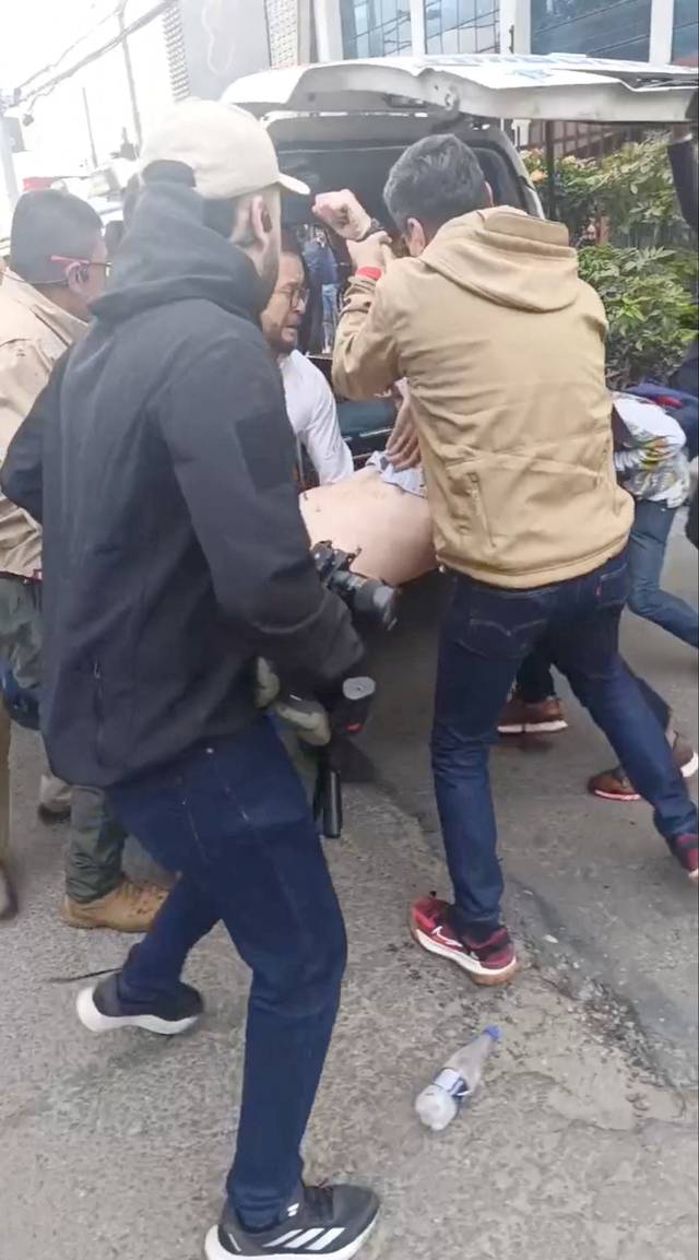 7일(현지시간) 콜롬비아 수도 보고타에서 보수 성향 중도민주당 소속 대선주자 미겔 우리베 투르바이 상원의원이 유세 도중 총격을 입었다. 피격 직후 지지자들이 우리베 투르바이 의원을 구급차에 싣고 있다. 로이터 연합뉴스