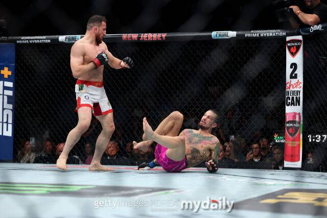 메랍(왼쪽)이 오말리를 다운시키고 있다. /게티이미지코리아