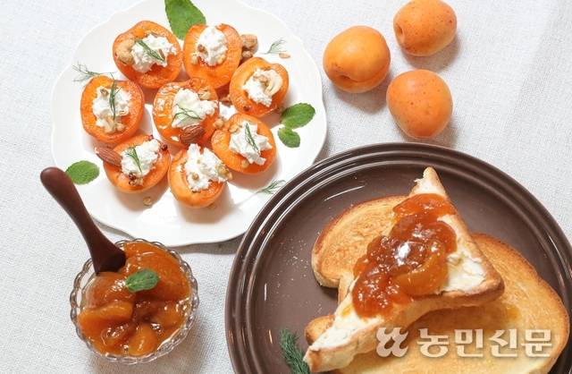살구를 다양한 디저트로 활용하면 부드러운 식감과 달콤한 맛을 한층 풍부하게 즐길 수 있다. 그리스식 요구르트를 곁들인 살구 디저트(왼쪽 위)와 살구잼을 듬뿍 올린 토스트(오른쪽).