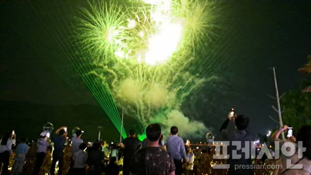 ▲7일 오후 9시부터 전남 고흥군 녹동항 바다정원 상공에서 멀티미디어 불꽃쇼가 펼져지고 있다. 이날 총 2500발의 폭죽이 쏘아올려지며 관광객들에게 탄성을 이끌어 냈다.2025.6.7.ⓒ프레시안(지정운)