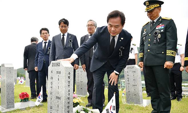 경북도는 6일 국립영천호국원에서 순국선열 및 호국영령의 고귀한 희생과 헌신을 기리기 위해 ‘제70회 현충일 추념식’을 엄숙히 거행한 가운데 김학홍 경북도 행정부지사가 무연고 고 강윤범 육군병장의 묘소를 참배하고 있다.