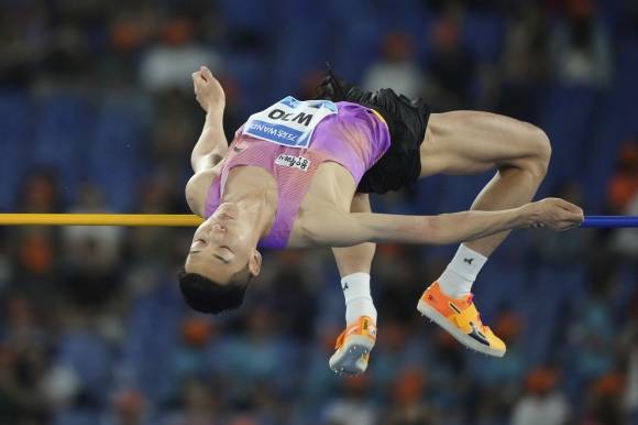 우상혁이 6일(현지 시간) 이탈리아 로마의 스타디오 올림피코에서 열린 2025 세계육상연맹 다이아몬드 리그 남자 높이뛰기에서 2m32를 뛰어넘어 우승하고 있다. 2025.06.07. 로마 AP 뉴시스