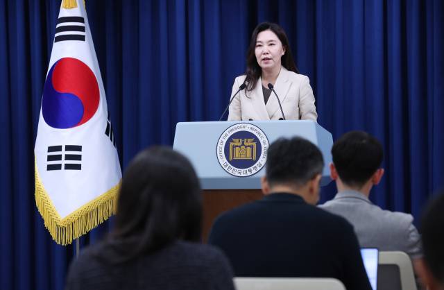 강유정 대통령실 대변인이 8일 서울 용산구 대통령실 청사에서 브리핑룸 개선 관련 브리핑을 하고 있다. 뉴스1