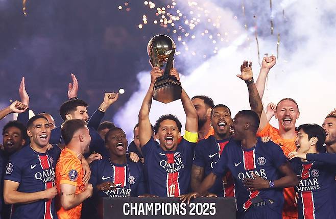 파리 생제르맹 선수들이 5월17일 2024-2025 프랑스 프로축구 리그1(리그앙) 최종전을 마친 뒤 우승 세리머니를 하고 있다.ⓒAFP PHOTO