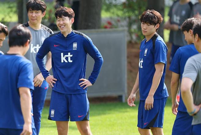 축구대표팀 주장 손흥민(왼쪽 2번째)이 8일 파주NFC에서 진행된 훈련 도중 환하게 웃고 있다. 북중미월드컵 최종엔트리에 뽑히면 4번째 월드컵 본선에 도전하게 된다. 파주|뉴시스