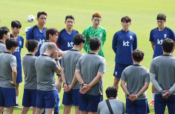 ▲ 훈련에 열중하는 축구대표팀과 주장 손흥민, 홍명보 감독. ⓒ연합뉴스