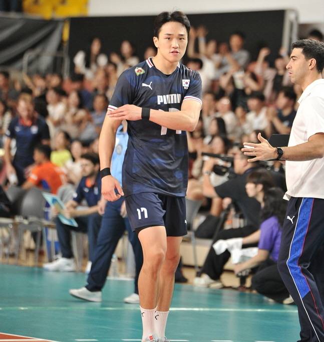 임동혁이 득점 후 미소를 짓고 있다. /사진=대한배구협회 제공