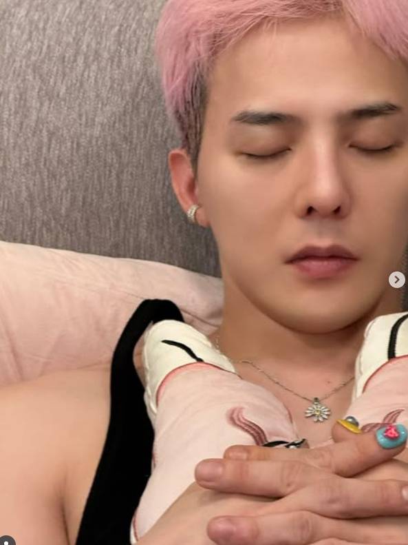 지드래곤, 신이 주신 '인간 각도기'..빨간 난닝구 속 '90도 직각 어깨'