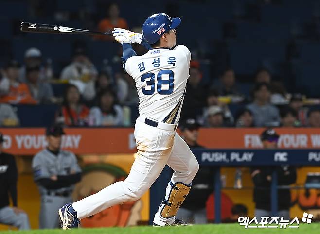 SSG 랜더스가 NC 다이노스와 7일 트레이드에 합의했다. NC에 2026 KBO 신인 드래프트 4라운드 지명권과 현금 5천만원을 넘기는 조건으로 외야수 김성욱을 영입했다. 김성욱은 2013년 1군 데뷔 이후 통산 2178타수 516안타 타율 0.237 78홈런 293타점 64도루 360득점 출루율 0.310 장타율 0.398을 기록했다. SSG는 즉시 전력감을 확보하기 위해 트레이드가 추진됐다고 설명했다. 엑스포츠뉴스 DB